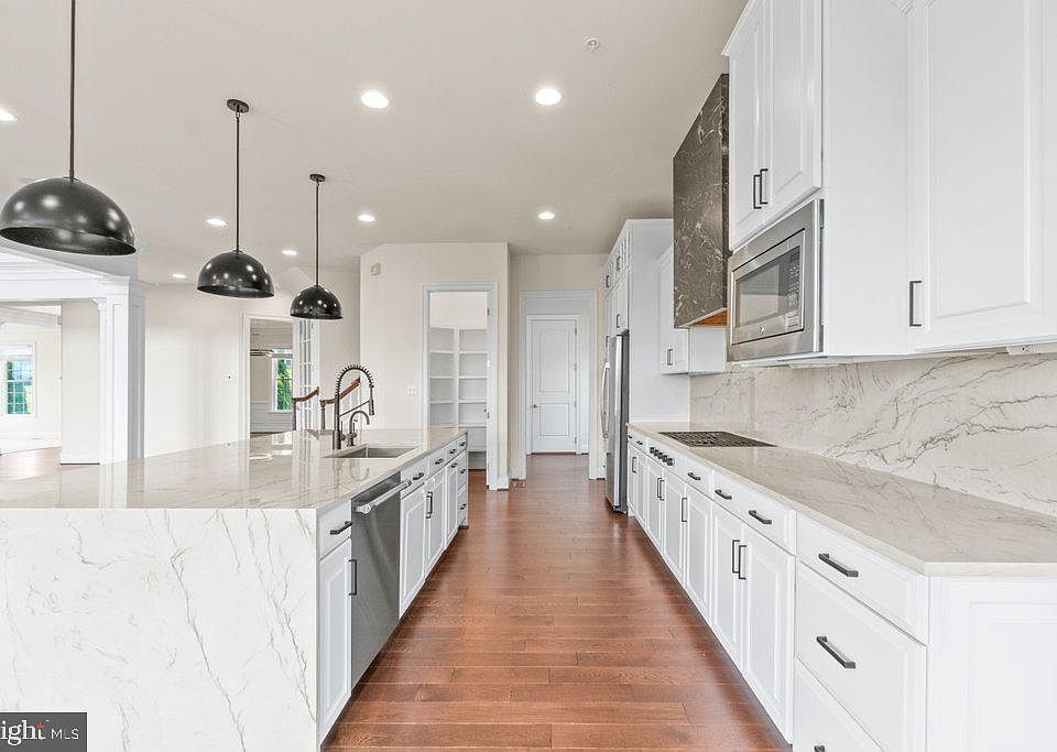 1st image of 555 Parkland Rd