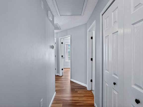 5th image of 833 Laurel Hill Cir
