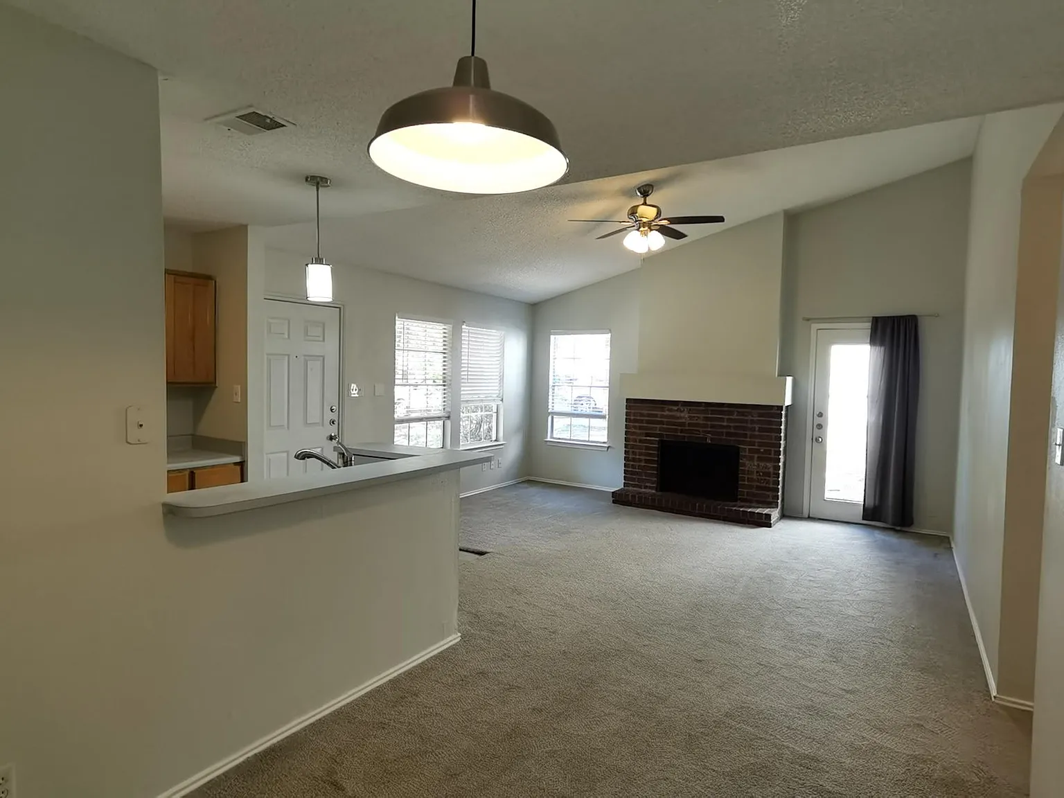 2 bed, 960 sqft, $1,275 — Photo 1