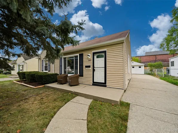 140 S Manitou Ave, Clawson, MI 48017