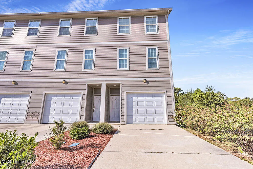 2 bed, 2.5 bath, 1500 sqft, $2,970 — Photo 1