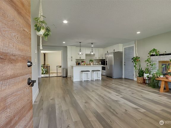 3rd image of 15318 16th Ave E