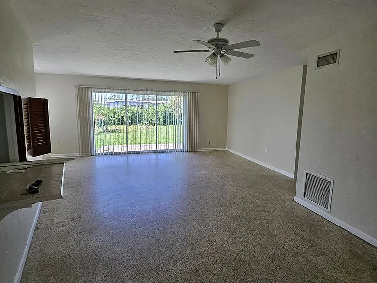 2433 Deedra St — Photo 16