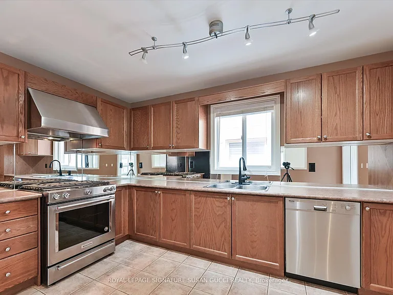 51 Landsdown Cres — Photo 11