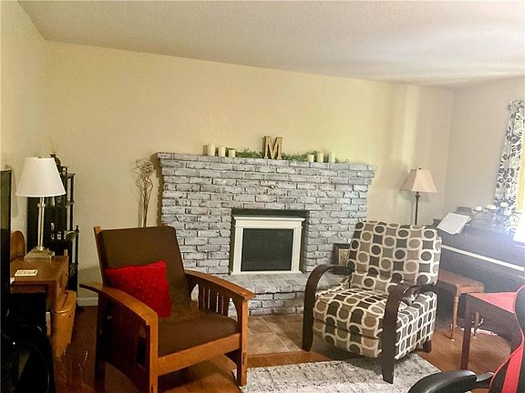3rd image of 23719 Tonganoxie Dr