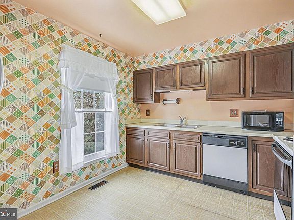 3rd image of 101 W Vine St