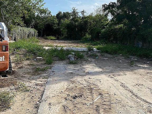 5th image of 645 Sandy Oaks Dr