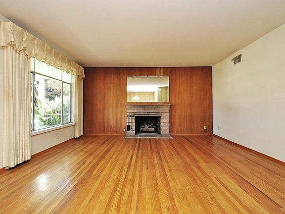 2nd image of 916 Arlington Ct