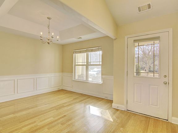3rd image of 372 Castle Top Ln