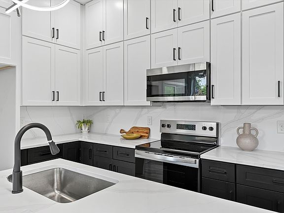 3rd image of 520-522 Woodbine Ave