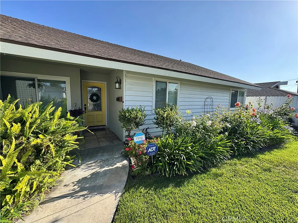 Building Photo - 18572 Avolinda Dr