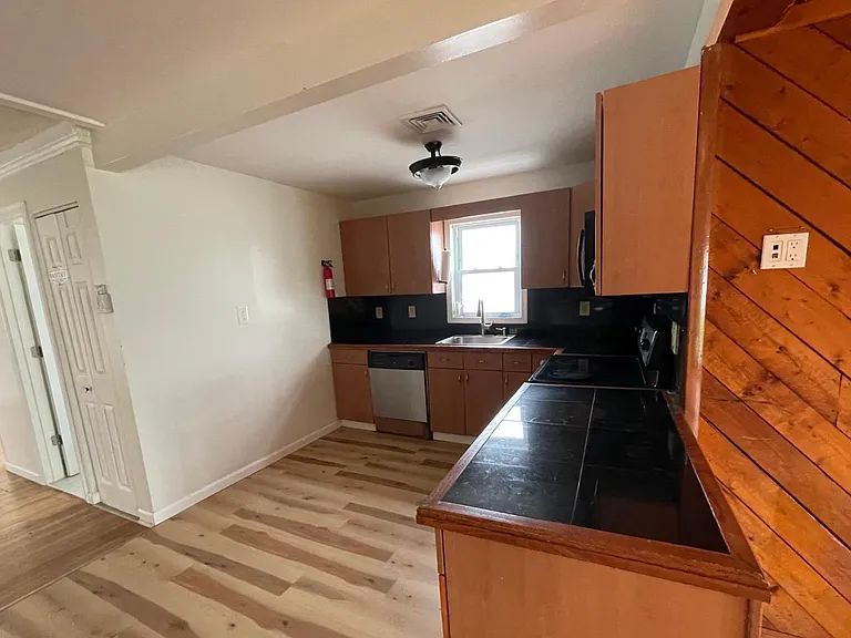 1048 Cornwells Ave — Photo 7