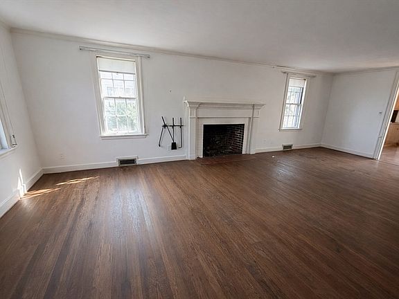 3rd image of 160 Reservoir Rd