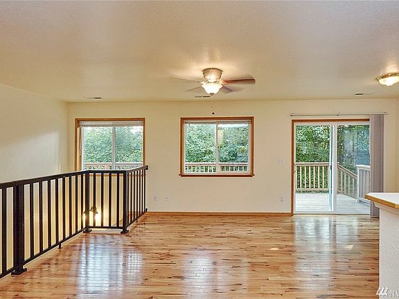 4th image of 14009 Lakeview Way N