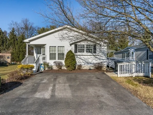 12 Peachtree Dr, White Twp., NJ 07823