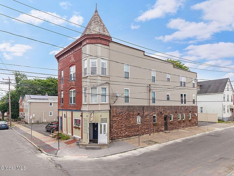 3rd image of 208 Front Street