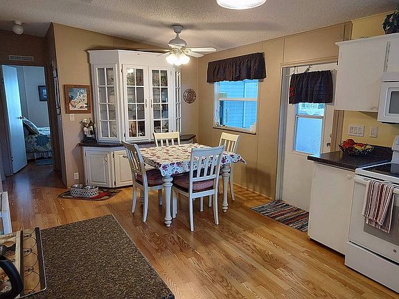 4th image of 305 Maple Crest Dr