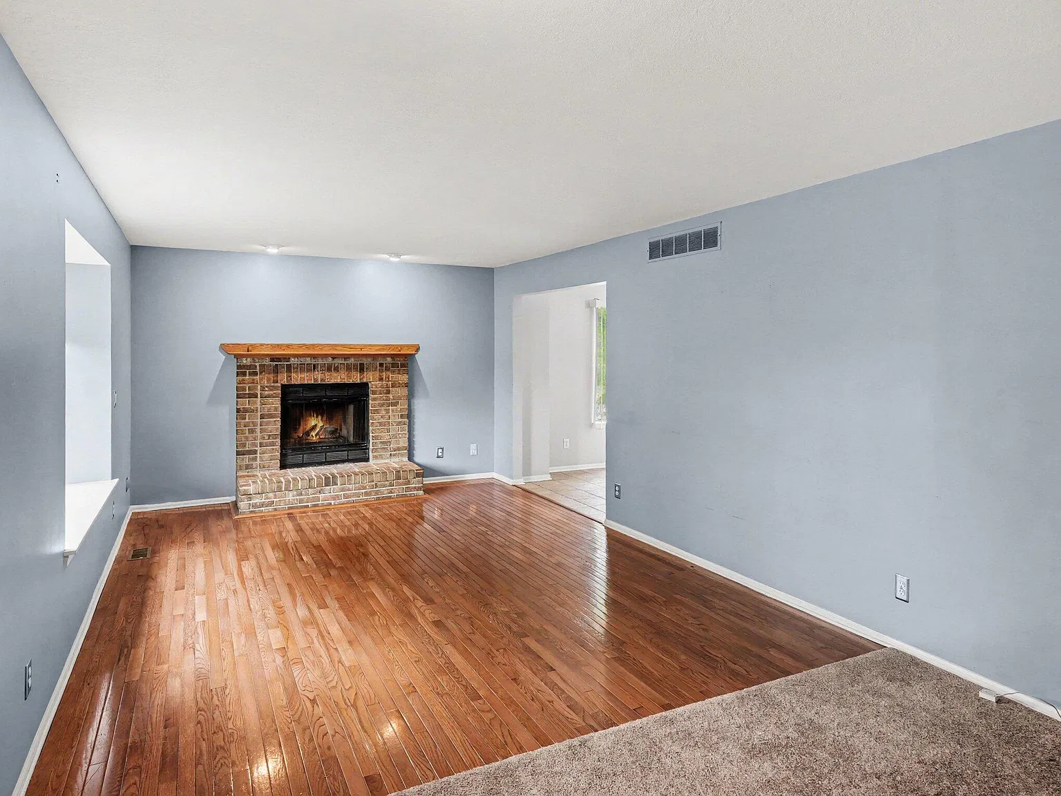 3 bed, 1.5 bath, 1404 sqft, $2,000 — Photo 3