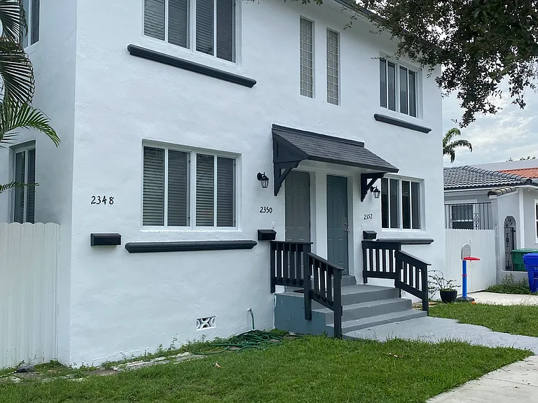 2350 SW 26th Ln — Photo 2
