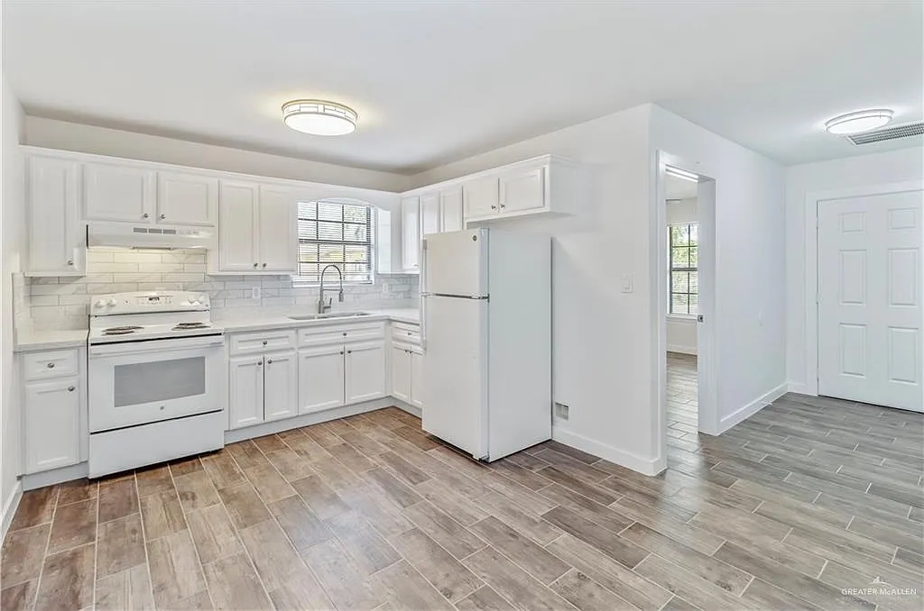 2 bed, 1.0 bath, 2620 sqft, $875 — Photo 2