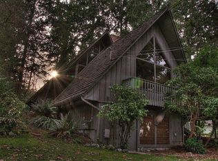 9217 SE Shoreland Dr, Bellevue, WA 98004