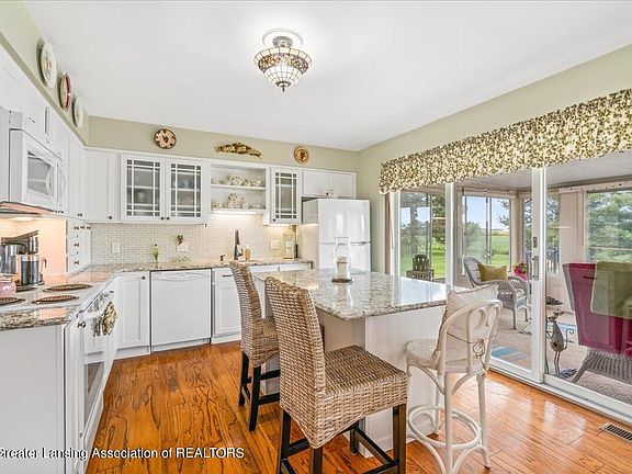5th image of 2803 S Loomis Rd