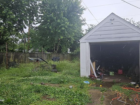 3rd image of 1416 Larchmont Ave