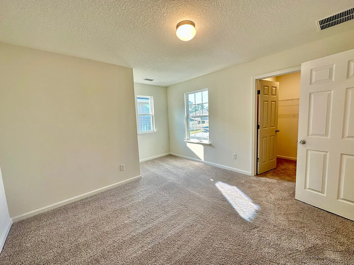 Beautiful St. Johns Home in a Desirable Location Spacious Living & Modern Comfort! — Photo 2