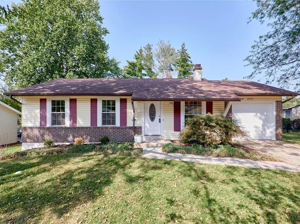 2433 Country Wood Dr, Maryland Heights, MO 63043