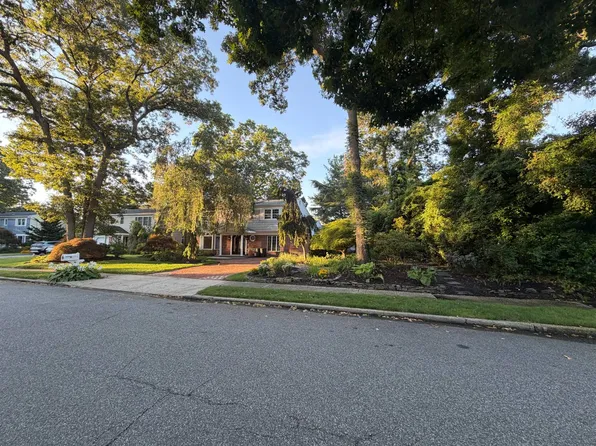 26 Cedarwood Ln, Commack, NY 11725