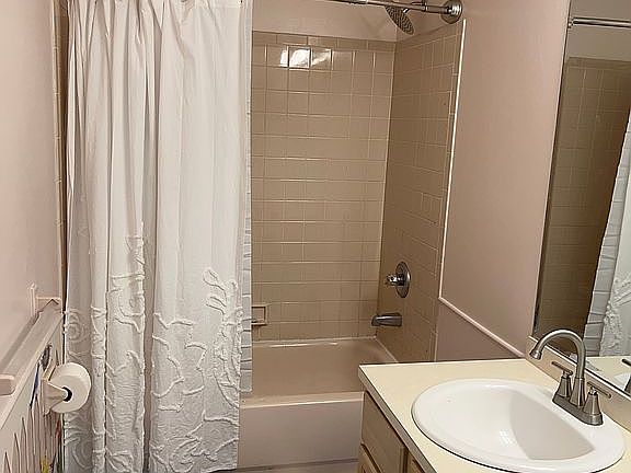 Main bathroom 