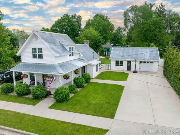 415 North St, Lowell, MI 49331