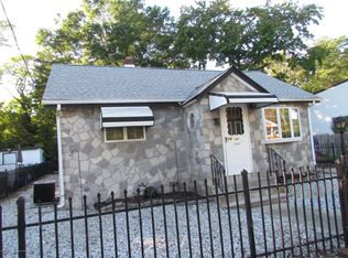 54 Grove St, Middletown, NJ 07748