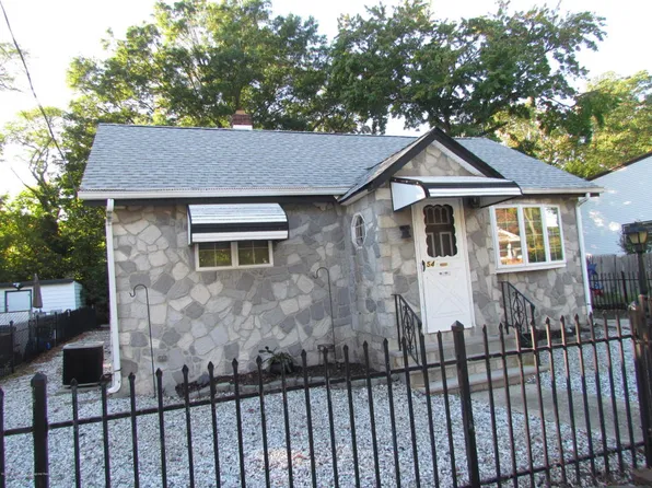 54 Grove St, Middletown, NJ 07748