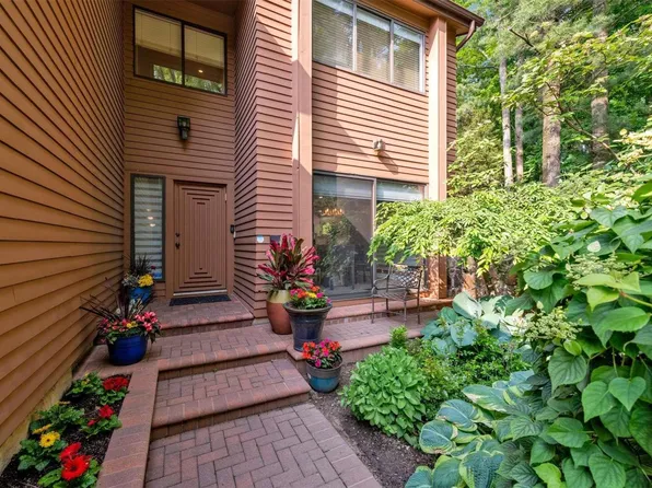 1 Yale Drive #1, Manhasset, NY 11030