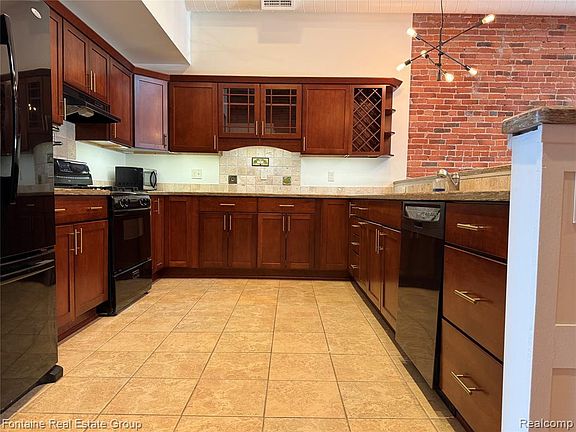 5th image of 107 W Grand River Ave #2