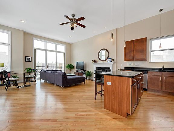 4th image of 2535 W Flournoy St #3