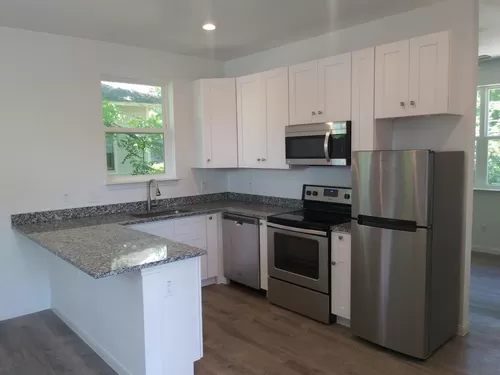 Efficient kitchen with ample cabinet space - 5414 Duval St #2