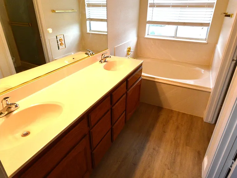 MSTR BATH