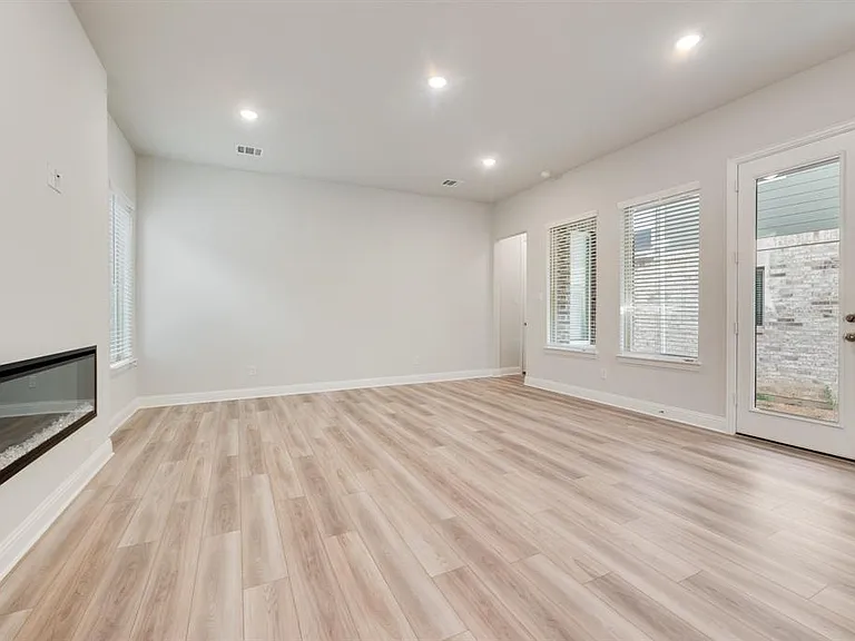 7009 Sunset Blvd — Photo 15