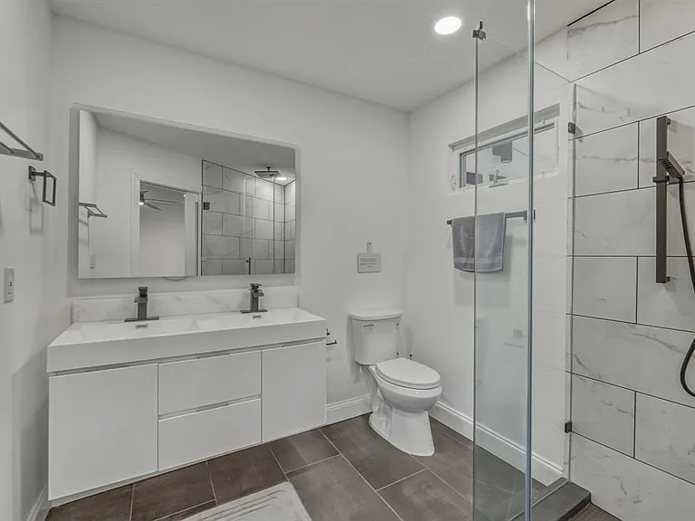 2107 Lewood Cir — Photo 11