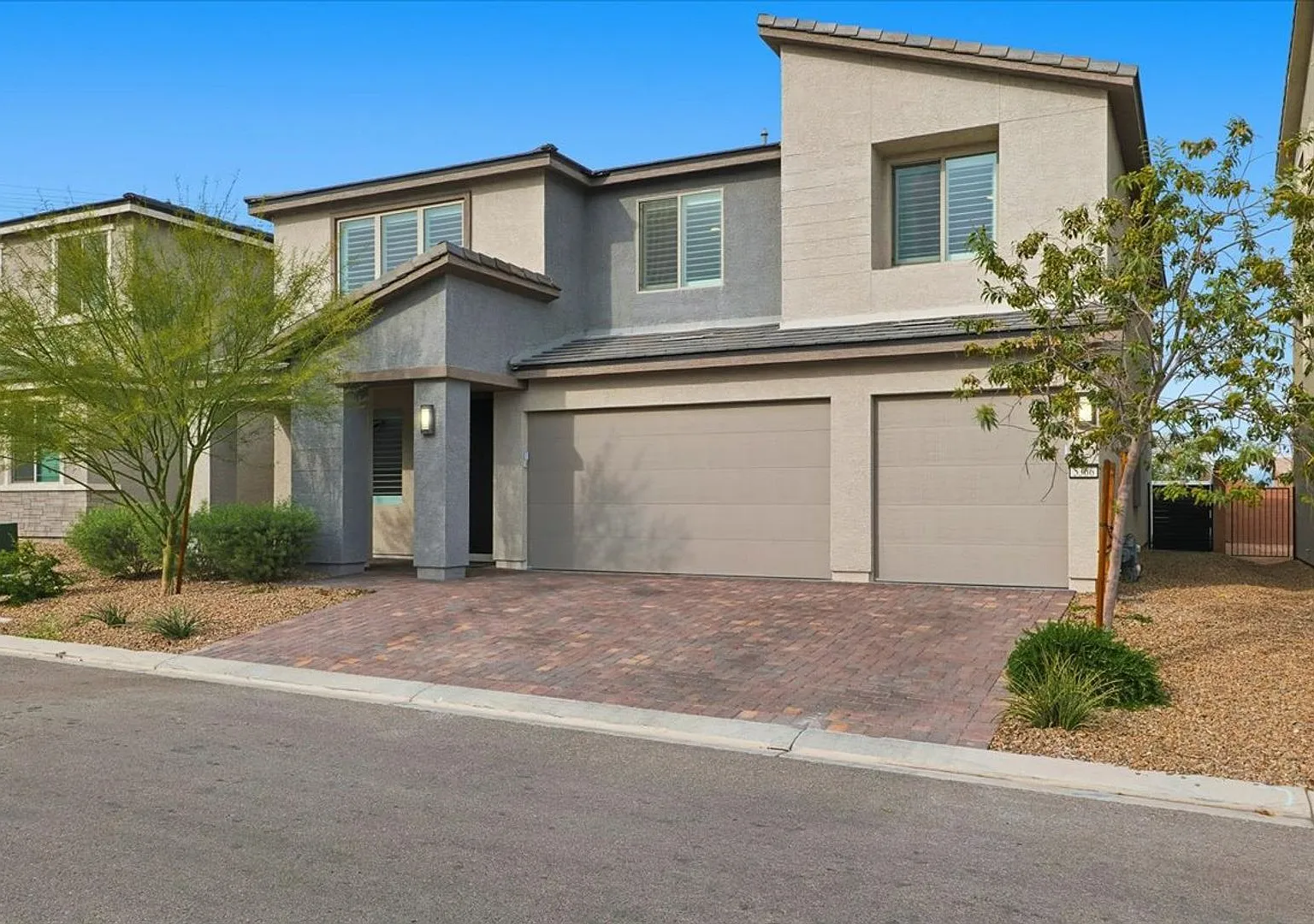 Luxury 5-Bedroom Home | Custom Bar, Dual En-Suites & Beautiful Backyard — Photo 2