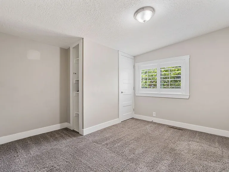 3395 E Larchmont Dr — Photo 32