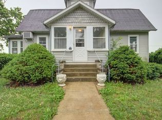 325 E Garfield Ave, Cissna Park, IL 60924
