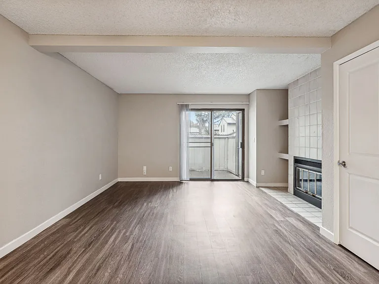 Ellington Apartments — Photo 31