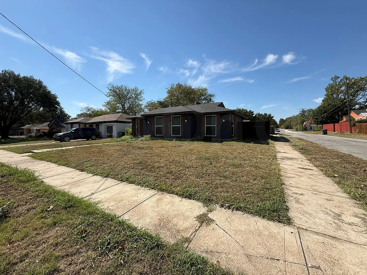 3 bed, 2.0 bath, 1640 sqft, $2,099 — Photo 2