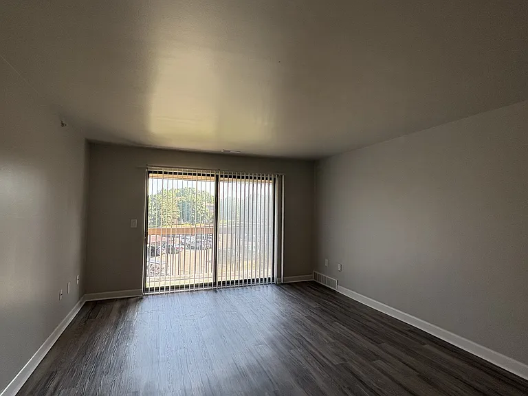 Lakeside Village Apartments — Photo 185