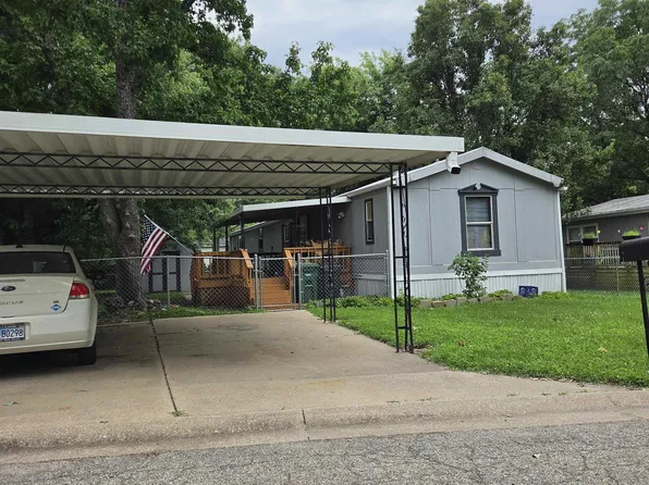 225 SE 47th St, Topeka, KS 66609