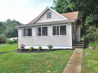 18 Cove Rd, Hopatcong, NJ 07843