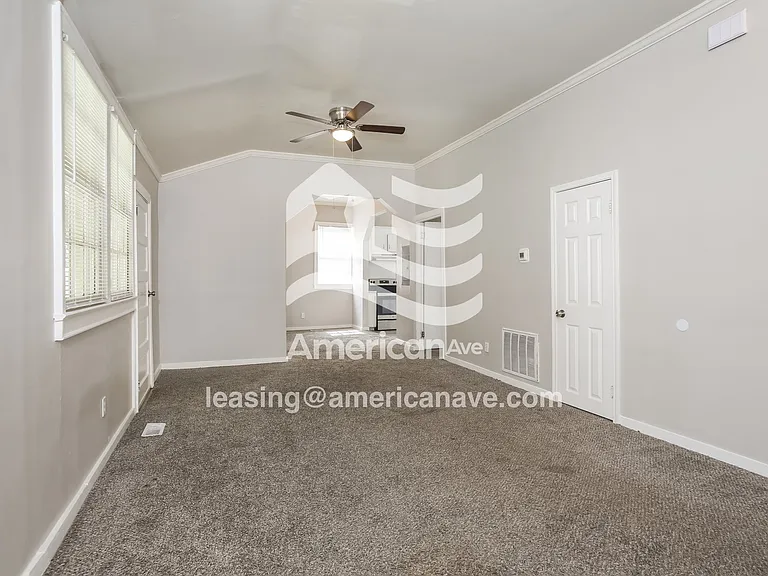 92493_003_living_room_12823421.jpg